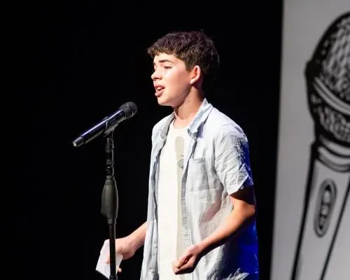 Un copil de 12 ani câștigă Poetry Slam cu o poezie despre AI
