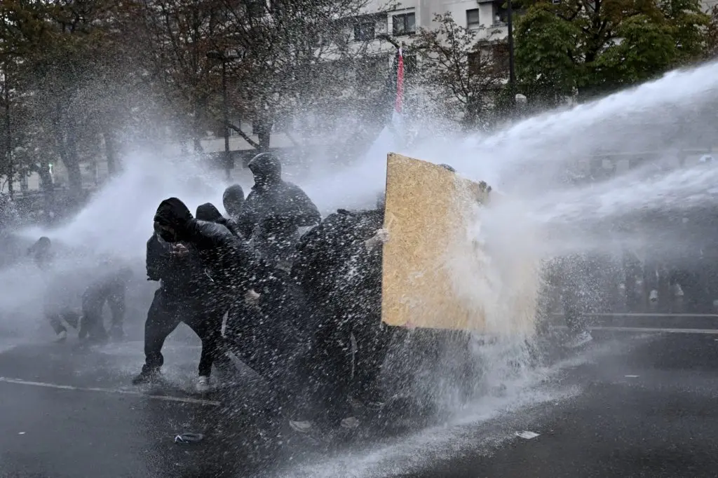 Marea revoltă în Franța: Paris în foc, Macron sub presiune