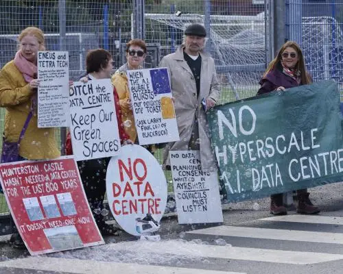 Giganții tech avertizează Londra: au doar 12 luni să stopeze protestele anti-datacentre