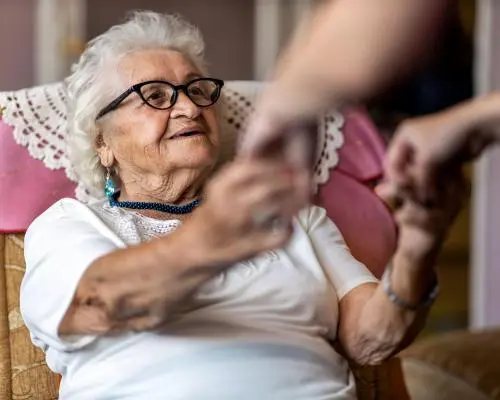Ingrijarea mamei la 101 de ani: 51 de penny pe oră, spune o mamă adoptivă