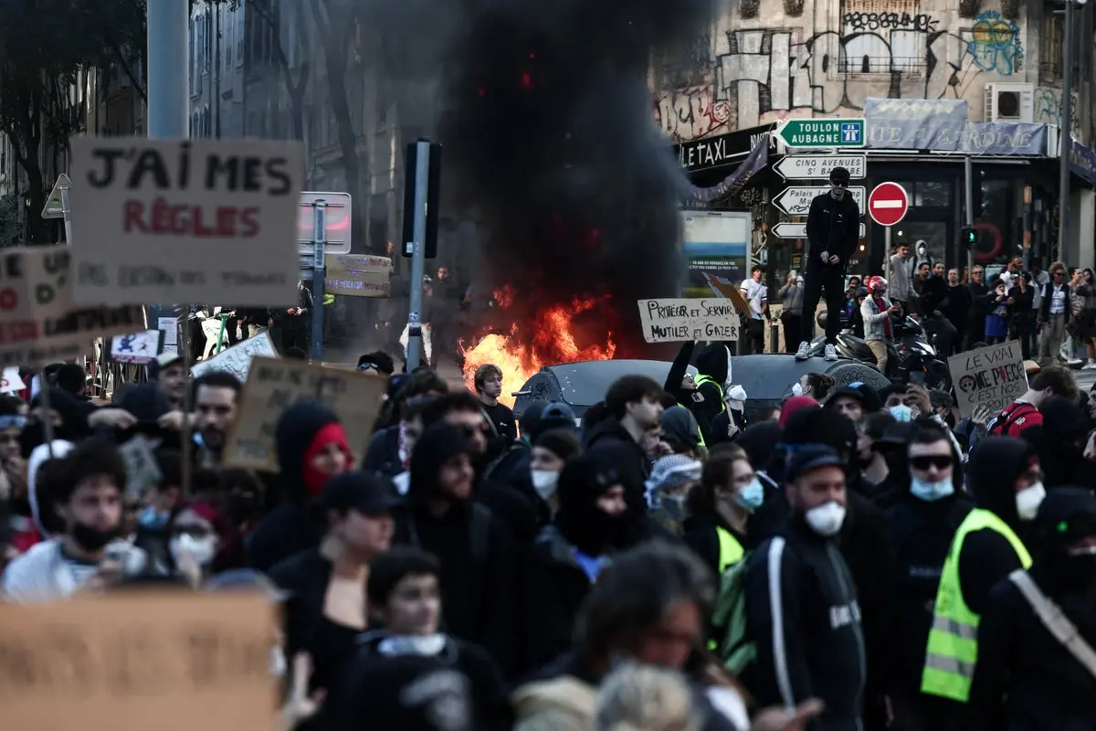 Franța, în criză națională: Proteste masive, peste 2.000 de rețineri și violențe extreme