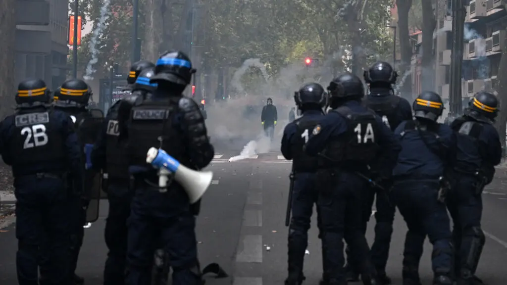 Proteste în orele târzii după revoltele din weekend