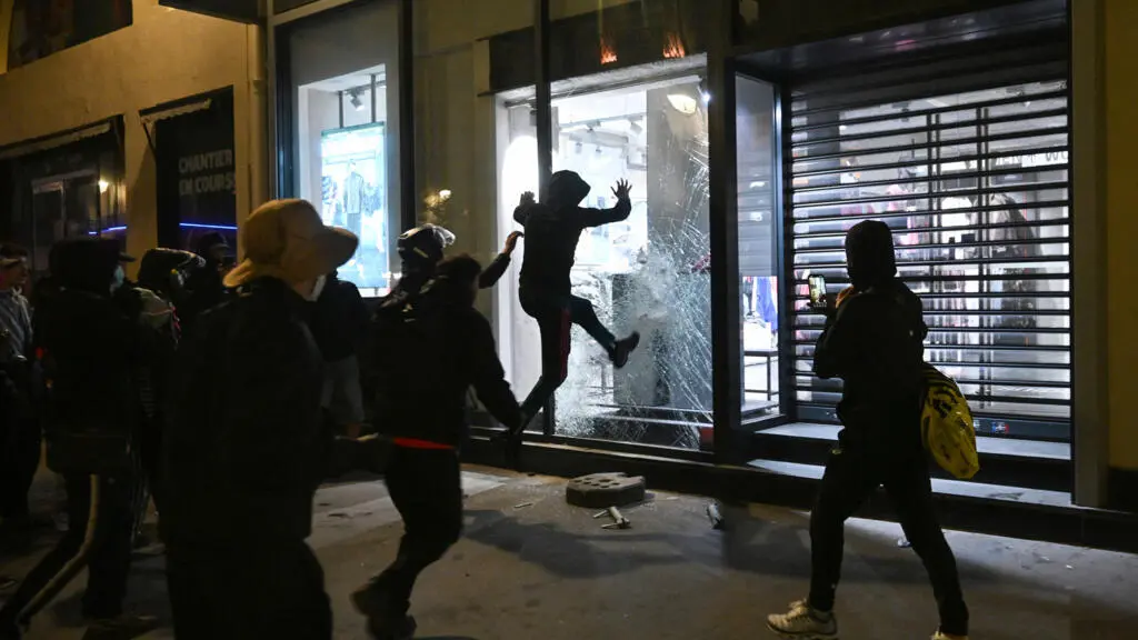 Protestele din Franța déclansează plundări și distrugere în toată țara