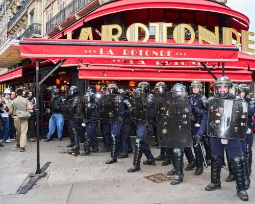 Elevii francezi, tratați ca hoți de mașini: protestele pentru educație devin un conflict cu poliția