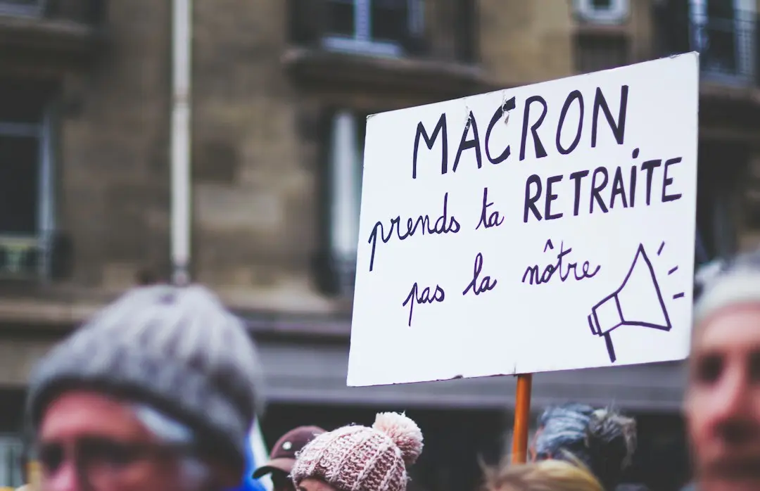 Macron anuntă interzicerea protestelor neautorizate după tulburările din Paris