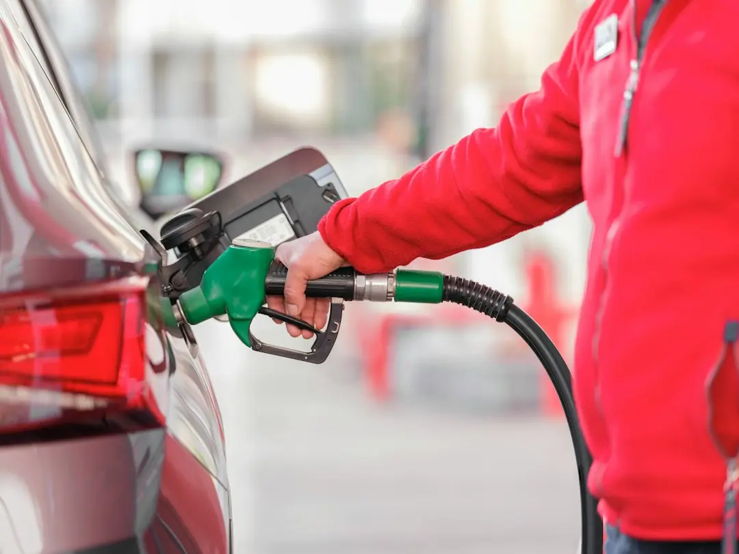 Petrolul a urcat brusc pe 23 octombrie: Houthisii lovesc infrastructura saudită