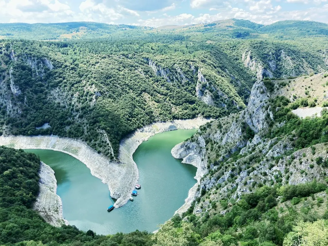 Alegeri cruciale în Serbia: Vucic, pus la zid de o revoltă a tinerilor?