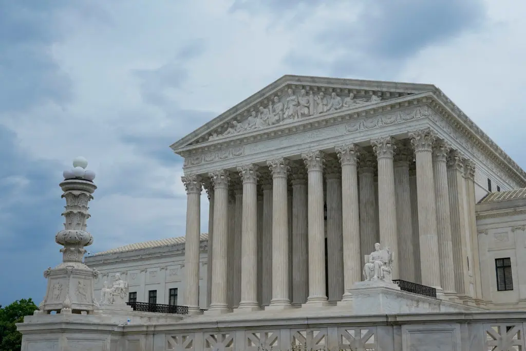 Suprema Court blochează restricțiile de urgență ale administrației Trump asupra tratamentului deținuților trans